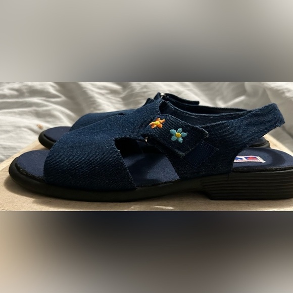 VTG American Sweetheart Dark Denim Sandals Flats Embroidered Pink Roses Size 8.5 - Picture 1 of 8